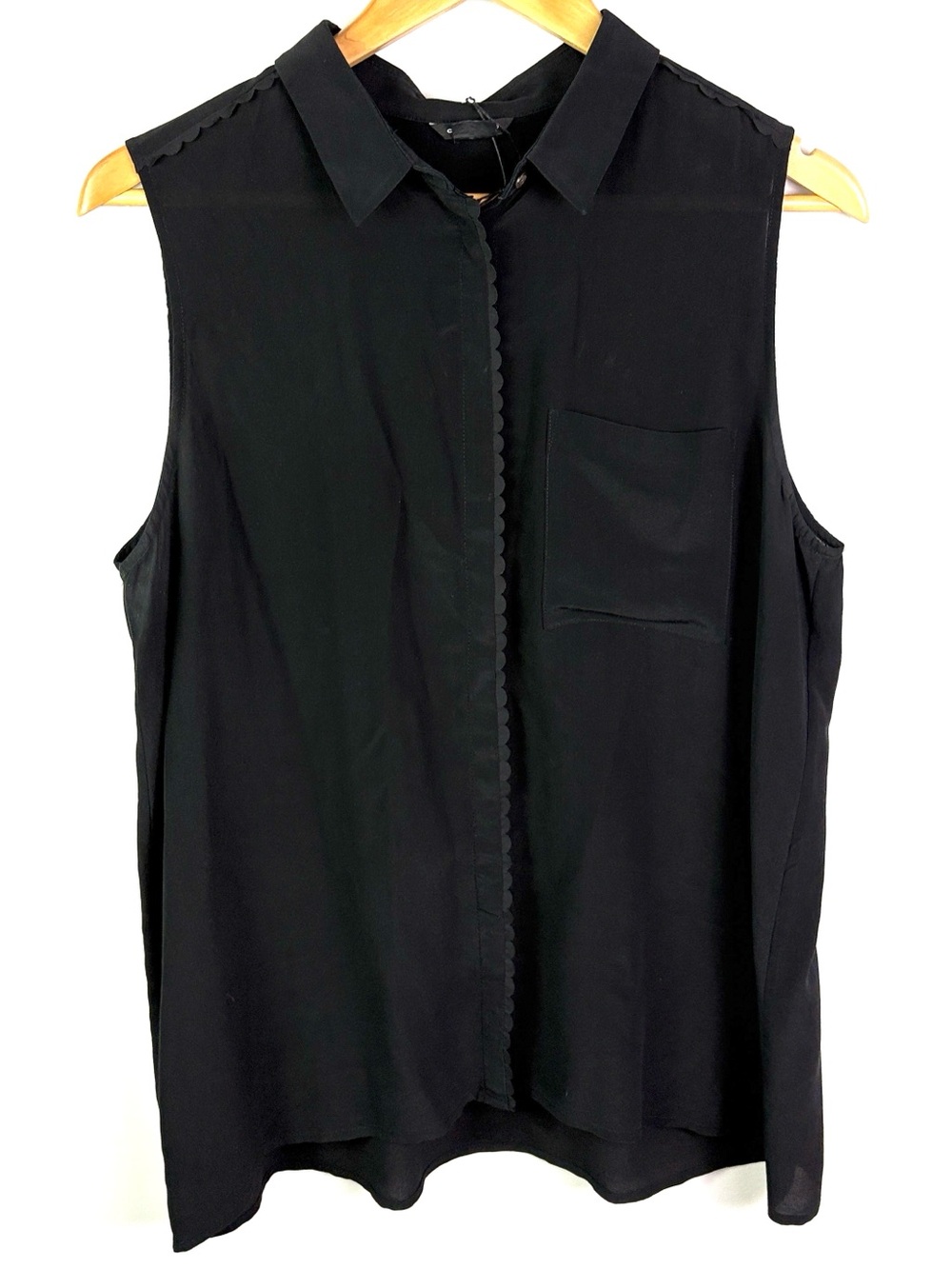 Club Monaco 100% silk black
Sleeveless blouse size L